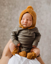 Load image into Gallery viewer, Bronze Merino Wool Bonnet & Booties Set